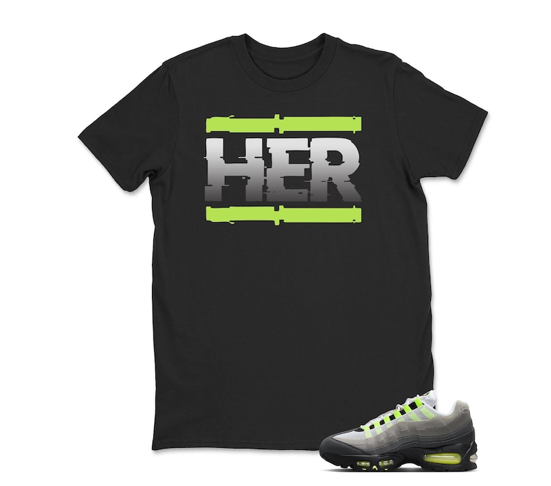 Pu&ograve; includere: T-shirt nera con la scritta "HER" in un font in stile glitch, incorniciata da due linee orizzontali verde neon. Un paio di scarpe da ginnastica grigie, nere e verde neon si trova in basso a destra.