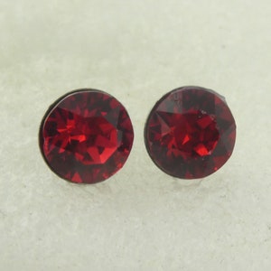 Brincos de pino prata vermelho escarlate Swarovski 8 mm aço inoxidável
