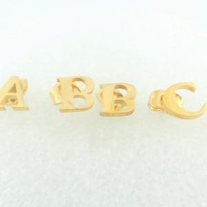 Pendientes con inicial de letra dorada de acero inoxidable 8 mm