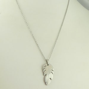 Collar de cadena de plata con colgante de hoja y pluma de acero inoxidable.