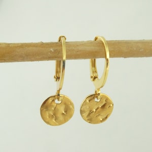 Orecchini a cerchio in oro con piastra pendente in acciaio inox martellato 8 mm