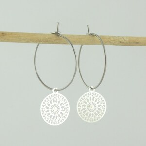 Brincos de argola prateados com pingente Boho 20 mm aço inoxidável
