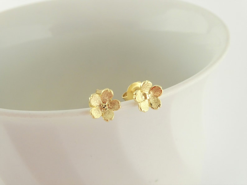 925 Ohrstecker Ohrringe Gold Blume Blumen Blüte minimalist 7mm,kleine Ohrringe Bild 1
