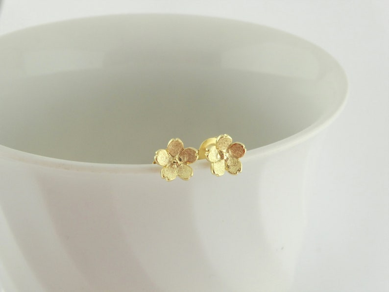 925 Ohrstecker Ohrringe Gold Blume Blumen Blüte minimalist 7mm,kleine Ohrringe Bild 3