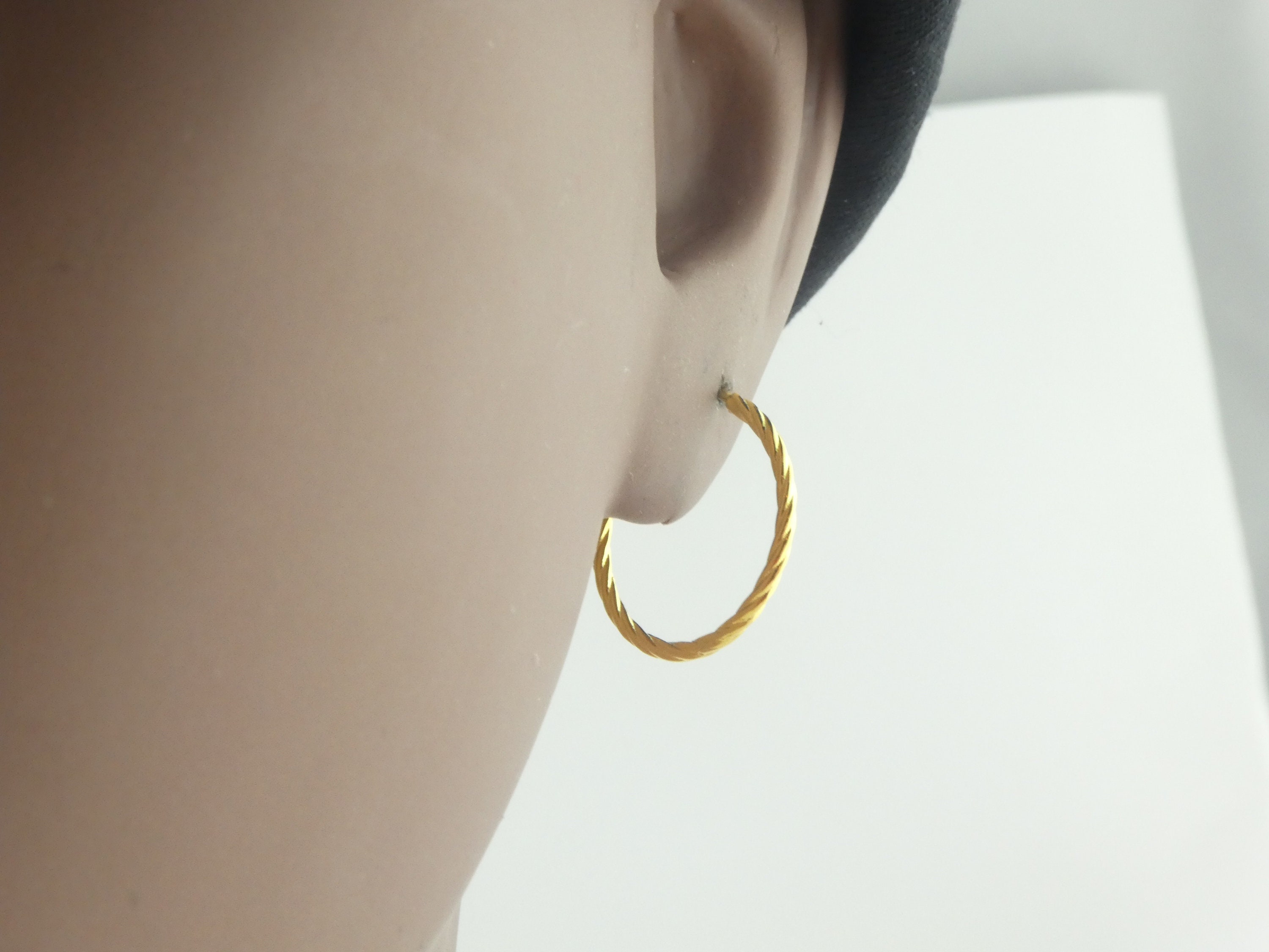 Orecchini a cerchio intrecciati in oro 18kt da 18 mm 07000799 - Joyeriacanovas
