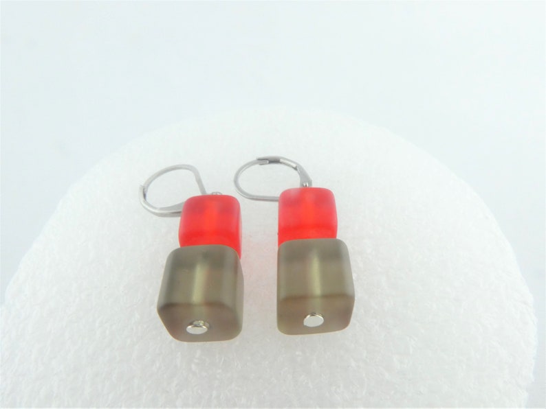 Ohrringe Ohrhänger Silber-Rot-Grau Glaswürfel matt minimalistisch 8mm,Hänger Bild 3