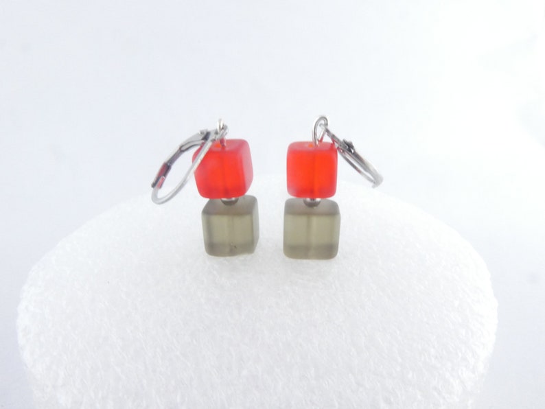 Ohrringe Ohrhänger Silber-Rot-Grau Glaswürfel matt minimalistisch 8mm,Hänger Bild 1