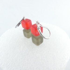 Ohrringe Ohrhänger Silber-Rot-Grau Glaswürfel matt minimalistisch 8mm,Hänger Bild 7
