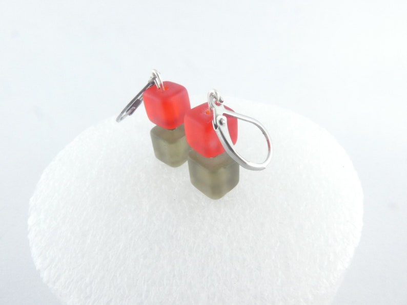Ohrringe Ohrhänger Silber-Rot-Grau Glaswürfel matt minimalistisch 8mm,Hänger Bild 7