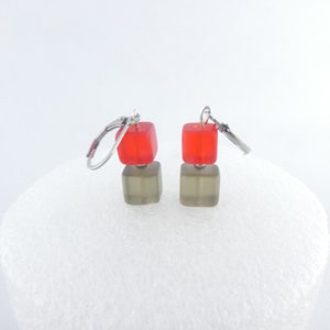 Ohrringe Ohrhänger Silber-Rot-Grau Glaswürfel matt minimalistisch 8mm,Hänger Bild 2