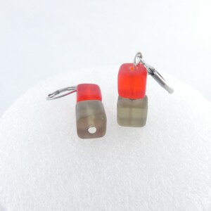 Ohrringe Ohrhänger Silber-Rot-Grau Glaswürfel matt minimalistisch 8mm,Hänger Bild 8