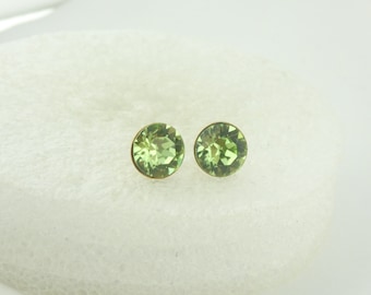 Boucles d'oreilles puces argent vert péridot pierre Swarovski ronde minimaliste 8 mm acier inoxydable