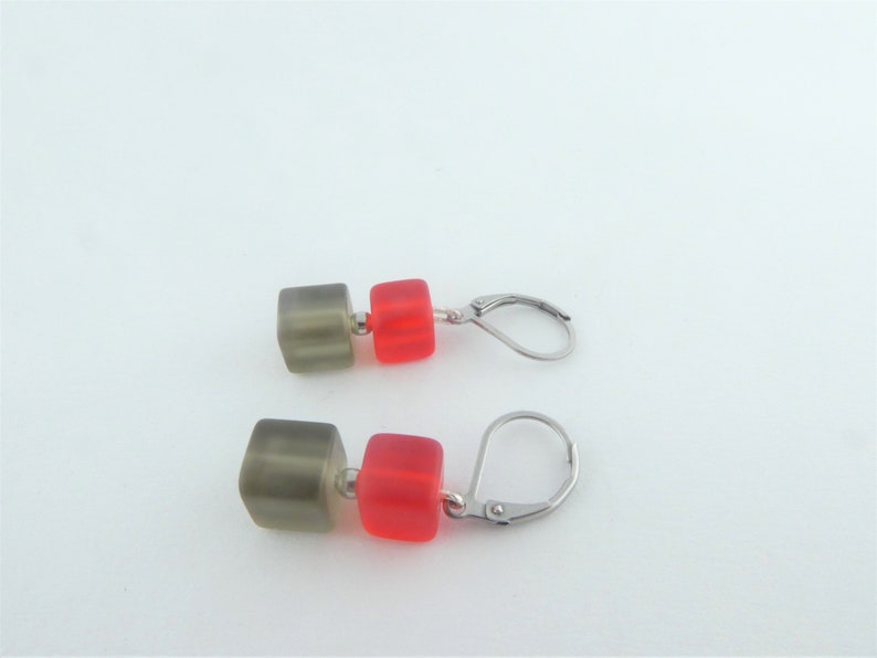 Ohrringe Ohrhänger Silber-Rot-Grau Glaswürfel matt minimalistisch 8mm,Hänger Bild 4