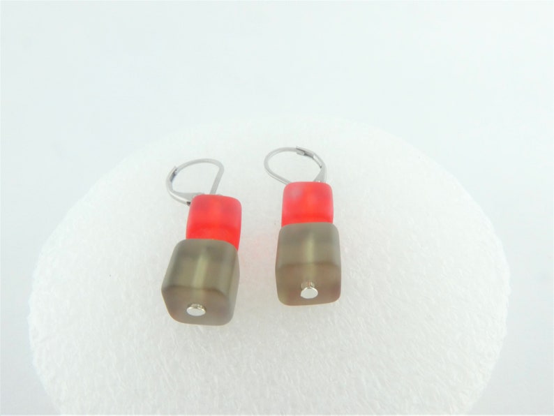 Ohrringe Ohrhänger Silber-Rot-Grau Glaswürfel matt minimalistisch 8mm,Hänger Bild 5