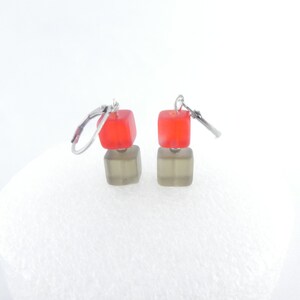 Ohrringe Ohrhänger Silber-Rot-Grau Glaswürfel matt minimalistisch 8mm,Hänger Bild 6