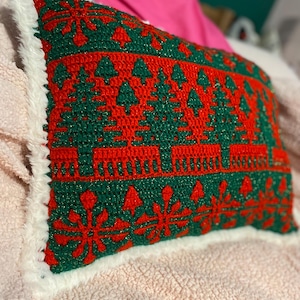 Crochet pattern for Nan’s Christmas Pillow, festive gift instructions pdf mosaic overlay crochet