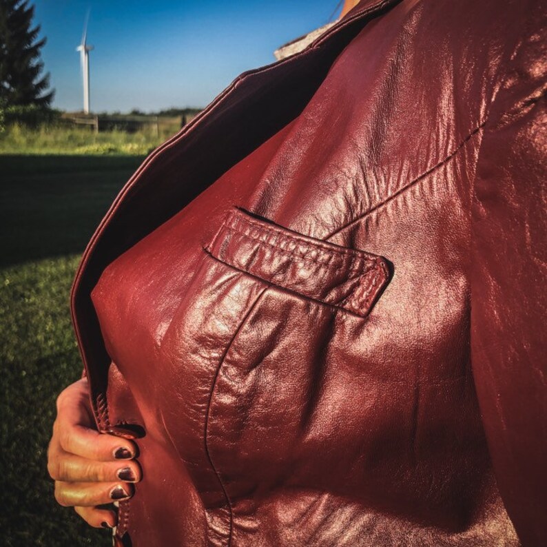 Front Pockets Left Breast Pocket and Back Strap Buttons 70\u2019s80\u2019s Vintage Women\u2019s Oxblood Red Foxmoor Blazer Leather Jacket with Lapels