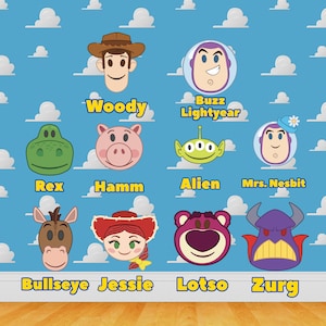 Può includere: Un'illustrazione colorata di personaggi del franchise di film Toy Story. I personaggi includono Woody, Buzz Lightyear, Rex, Hamm, Alien, la signora Nesbit, Bullseye, Jessie, Lots-o-Huggin' Bear e Zurg. I personaggi sono disposti in una griglia su uno sfondo blu con nuvole bianche.