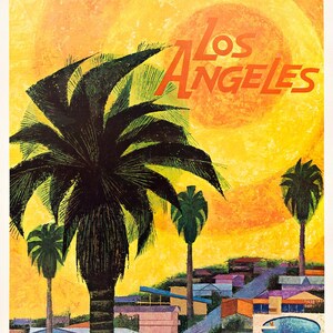 Könnte beinhalten: Ein Vintage-Reiseposter für Los Angeles, Kalifornien. Das Poster zeigt eine stilisierte Illustration einer Palme im Vordergrund, mit einer gelben Sonne und dem Text "Los Angeles" im Hintergrund. Das Poster zeigt auch ein Vorstadtviertel mit Häusern und Schwimmbädern.
