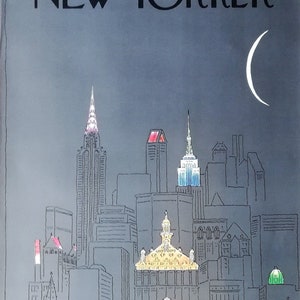 Peut inclure: Une illustration en noir et blanc de l'horizon de New York la nuit. L'illustration présente l'Empire State Building, le Chrysler Building et d'autres gratte-ciel emblématiques. Un croissant de lune est visible dans le coin supérieur droit de l'image.