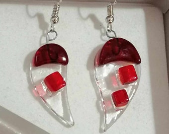 Boucles d'oreilles rouges en verre, asymétriques, forme feuille, pendantes, attrape-soleil fusing, attaches inox, St Valentin, mariage