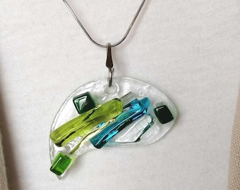 Collier avec pendentif vert et bleu lagon en verre fusionné, attrape-soleil fusing, style bohème, chaîne serpent inox, feuille, mariage