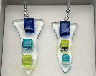 Boucles d'oreilles bleues, asymétriques en verre, boucles d'oreilles pendantes, attaches inox, style bohème, attrape-soleil fusing, mariage