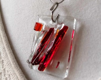 Collier rouge en verre, rectangle, bijou saint valentin, bijou glamour, chaîne serpent inox, attrape-soleil fusing, mariage, amulette, noël