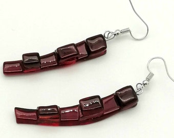 Boucles d'oreilles pendantes rouges, asymétriques, fusion verre, attrape-soleil, attaches inox, glamour, Saint Valentin, mariage, bohème