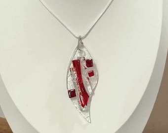 Collier rouge en verre, glamour, attrape-soleil fusing, mariage, saint valentin, anniversaire, bélière et chaîne serpent inox, forme feuille