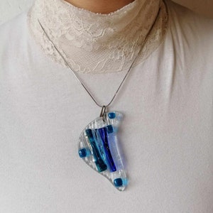 Collier bleu en verre, bélière et chaîne serpent inox, pendentif bleu océan, attrape-soleil fusing, amulette, bijou mariage, bord de mer image 3