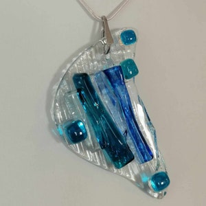 Collier bleu en verre, bélière et chaîne serpent inox, pendentif bleu océan, attrape-soleil fusing, amulette, bijou mariage, bord de mer image 4