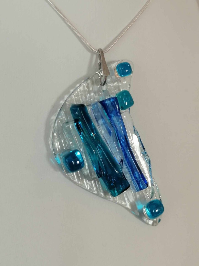 Collier bleu en verre, bélière et chaîne serpent inox, pendentif bleu océan, attrape-soleil fusing, amulette, bijou mariage, bord de mer image 4