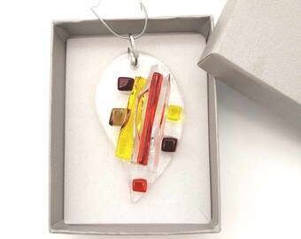 Pendentif et collier rouge, ambre et jaune en verre, style bohème, chaîne serpent inox, attrape-soleil fusing, mariage, anniversaire