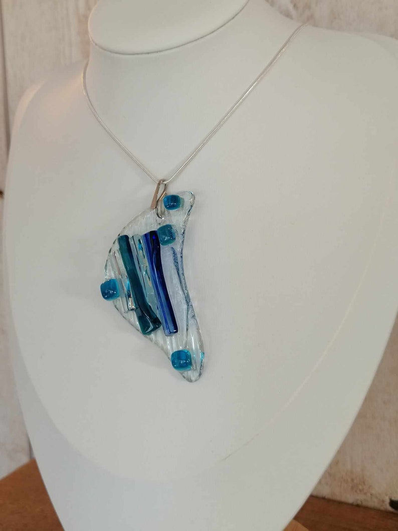Collier bleu en verre, bélière et chaîne serpent inox, pendentif bleu océan, attrape-soleil fusing, amulette, bijou mariage, bord de mer image 8