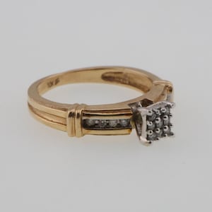 Bague en or jaune 10 carats avec plusieurs diamants taille 5