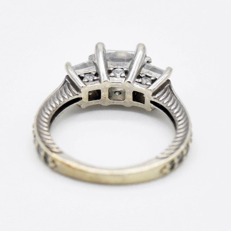 10k White Gold Estate Textured White Gemstone Ring Size 6 image 5