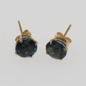 Round Blue Spinel Estate Stud Earrings in 14k Yellow Gold 0.9g