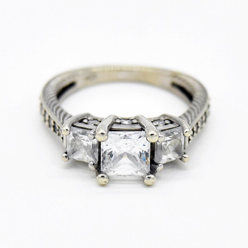 10k White Gold Estate Textured White Gemstone Ring Size 6 image 2