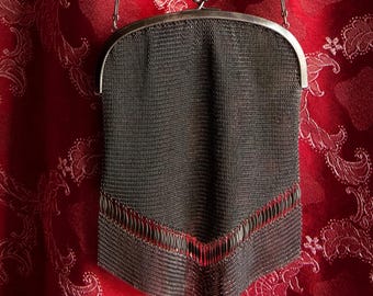 Antique and original Art Nouveau mesh handbag. 1900-1910.