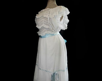 Magnifique robe ancienne en mousseline avec dentelle valencienne. Broderie à la main. années 1900.