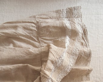Ancienne jupe en lin rustique brut foncé avec dentelle faite à la main. Fabriqué à la main dans les années 1900.