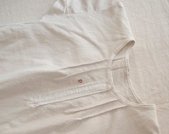Chemise ancienne pour femme, en lin rustique épais et résistant, de couleur écru clair. Fabriqué artisanalement à la fin du 19ème siècle.