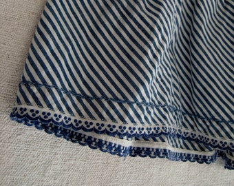 Jupe ancienne en coton à rayures blanches et bleues. Fabriqué à la main dans les années 1900.