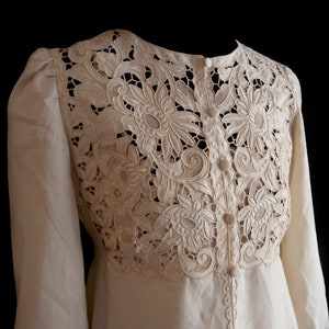 Spectaculaire ensemble de mariée en lin antique, couleur ivoire naturel. Fait à la main avec broderie Richelieu. Années 1920.