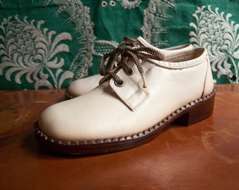 Unisex Blucher shoes for children, with laces. Smooth patent leather, light ivory color. New, unused. 70s. Size 28