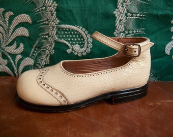 Mary Jane shoes for girls. Crinkled patent leather, ivory color. New, unused. 70s. Sizes 27, 26, 24