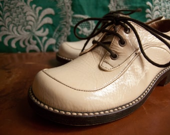 Elegantes zapatos Blucher unisex para niño/a, con cordones. Piel de charol arrugado, color marfil. Nuevos, sin usar. Años 70. Talla 29