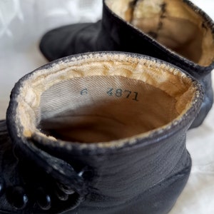 Chaussons de bébé anciens. Cuir noir et boutonné. Parfait pour poupée ancienne. Fin du 19ème siècle image 8