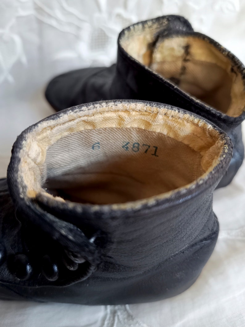 Chaussons de bébé anciens. Cuir noir et boutonné. Parfait pour poupée ancienne. Fin du 19ème siècle image 8